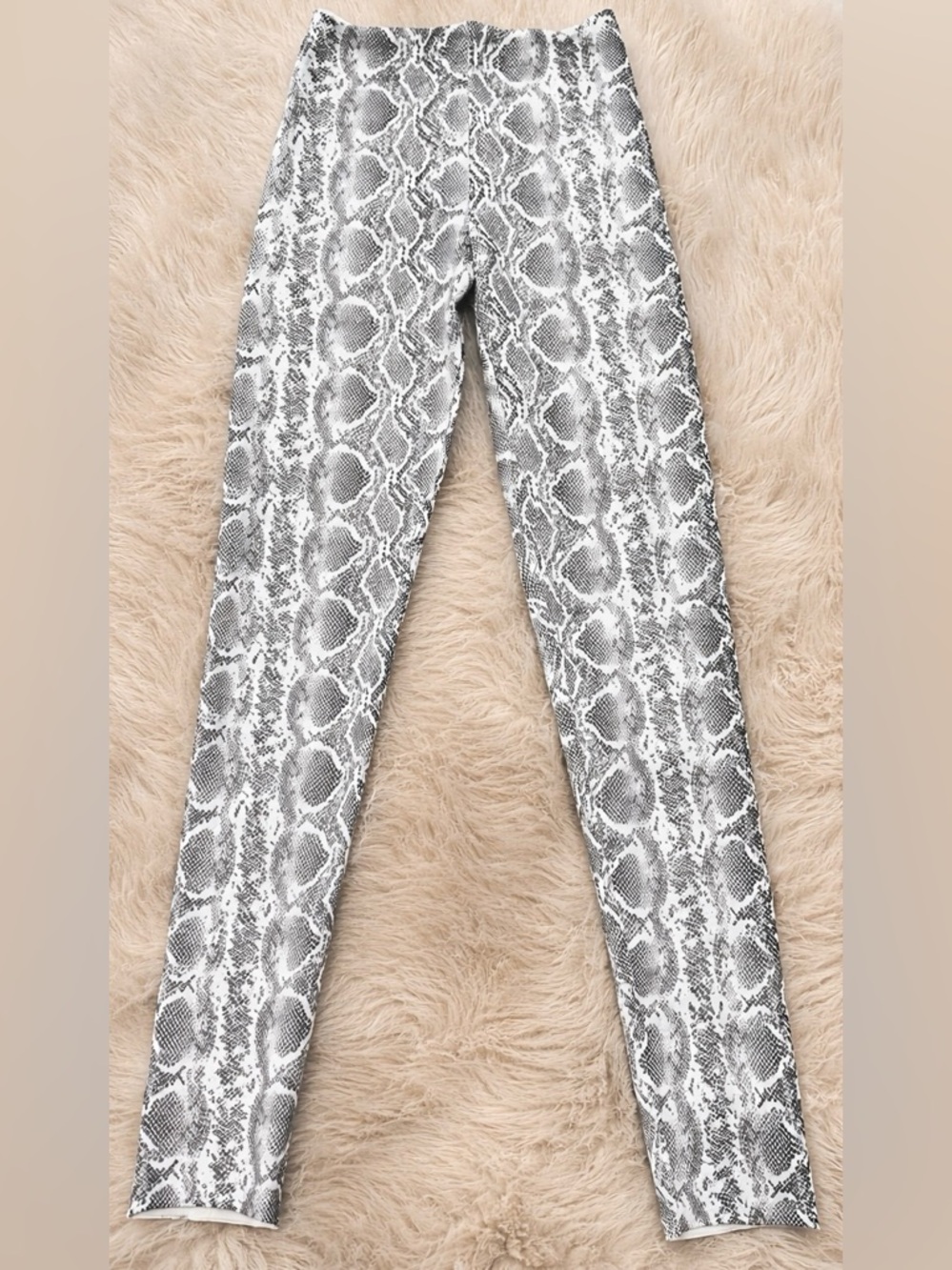 NWOT Commando White Snake Print Tummy Control leggings. High Rise Sculpting